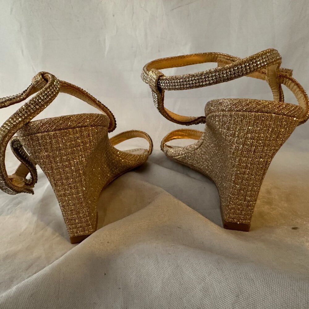 Badgley Mischka Unity Wedge Sandal, Pale Gold Glitter Women Size 5 M - Picture 4 of 6